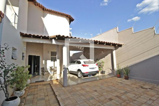 Garagem de casa para alugar com 3 quartos, 402m² em Jardim Karaíba, Uberlândia