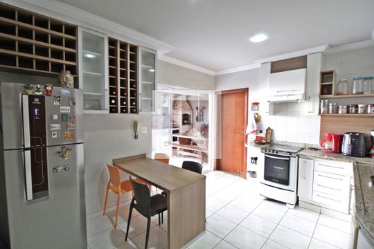 Cozinha de casa para alugar com 3 quartos, 402m² em Jardim Karaíba, Uberlândia