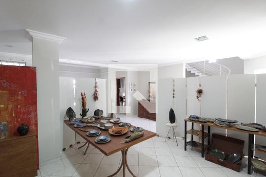 Sala 1 de casa para alugar com 3 quartos, 402m² em Jardim Karaíba, Uberlândia