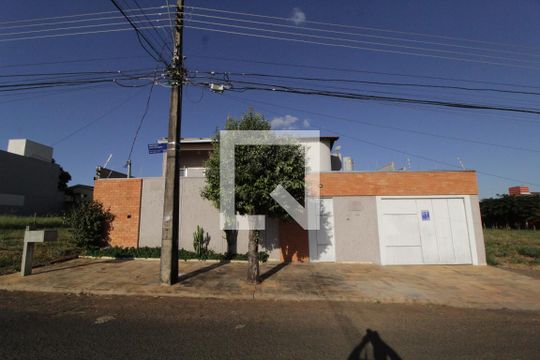 Fachada de casa para alugar com 3 quartos, 402m² em Jardim Karaíba, Uberlândia