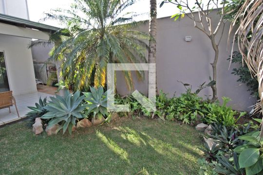 Quintal de casa para alugar com 3 quartos, 402m² em Jardim Karaíba, Uberlândia