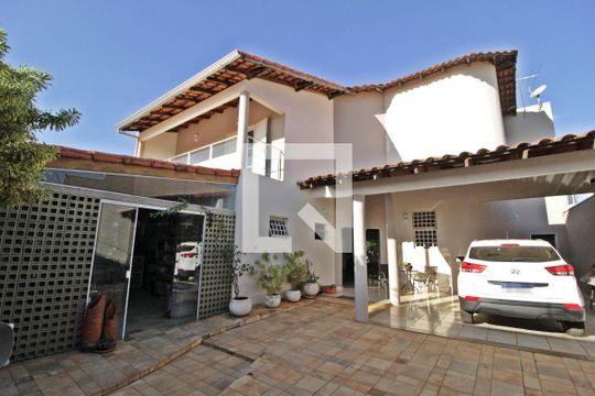 Garagem de casa para alugar com 3 quartos, 402m² em Jardim Karaíba, Uberlândia