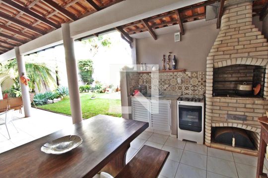 Varanda gourmet de casa para alugar com 3 quartos, 402m² em Jardim Karaíba, Uberlândia