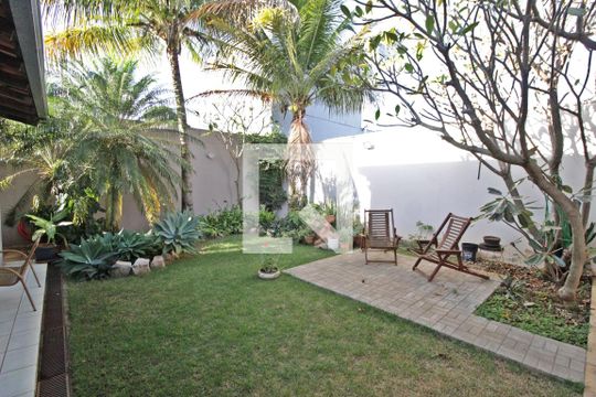 Quintal de casa para alugar com 3 quartos, 402m² em Jardim Karaíba, Uberlândia
