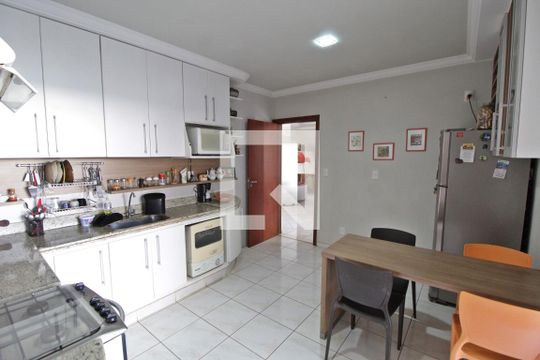 Cozinha de casa para alugar com 3 quartos, 402m² em Jardim Karaíba, Uberlândia