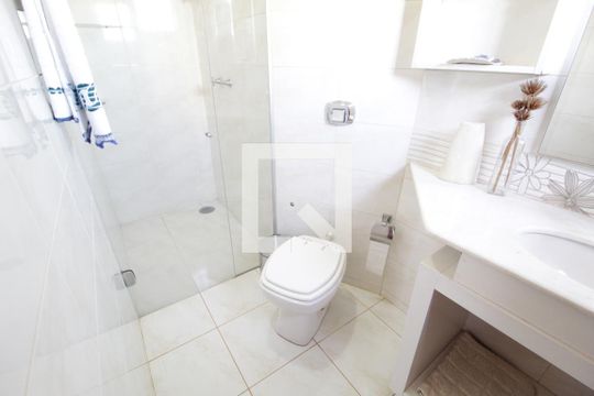 Banheiro da Suíte 1 de casa para alugar com 3 quartos, 402m² em Jardim Karaíba, Uberlândia