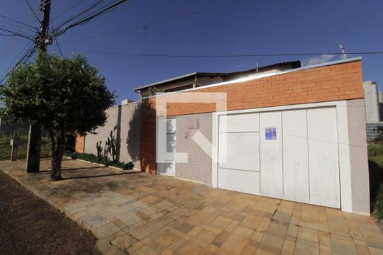 Fachada de casa para alugar com 3 quartos, 402m² em Jardim Karaíba, Uberlândia