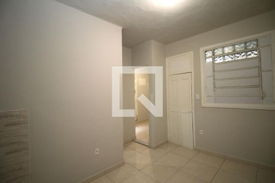 Quarto de casa para alugar com 1 quarto, 30m² em Olaria, Rio de Janeiro