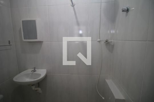 Banheiro de casa para alugar com 1 quarto, 30m² em Olaria, Rio de Janeiro
