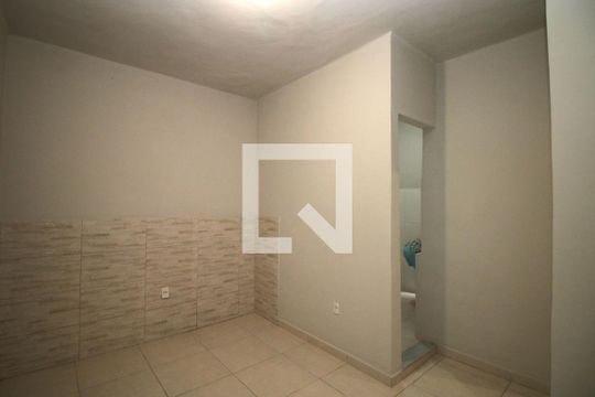 Quarto de casa para alugar com 1 quarto, 30m² em Olaria, Rio de Janeiro