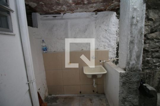 Área de Serviço de casa para alugar com 1 quarto, 30m² em Olaria, Rio de Janeiro