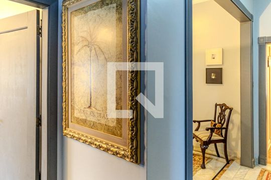 Corredor de casa à venda com 7 quartos, 400m² em Higienópolis, São Paulo