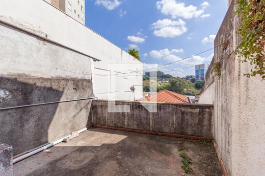 Quintal de casa à venda com 3 quartos, 130m² em Vila Osasco, Osasco