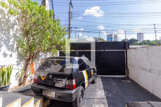 Garagem de casa à venda com 3 quartos, 130m² em Vila Osasco, Osasco