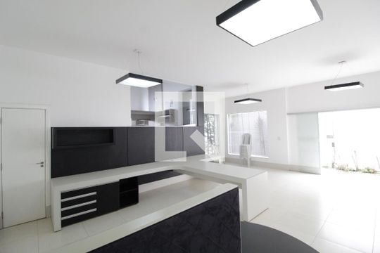 Sala 1 de casa para alugar com 3 quartos, 280m² em Centro, Uberlândia