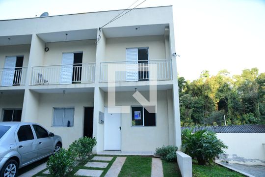 Fachada de casa de condomínio para alugar com 2 quartos, 100m² em Bairro do Maranhão, Cotia