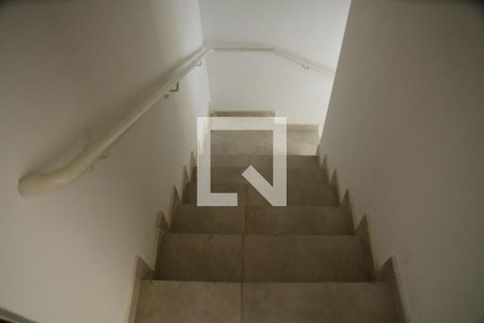 Escadas de casa de condomínio para alugar com 2 quartos, 100m² em Bairro do Maranhão, Cotia