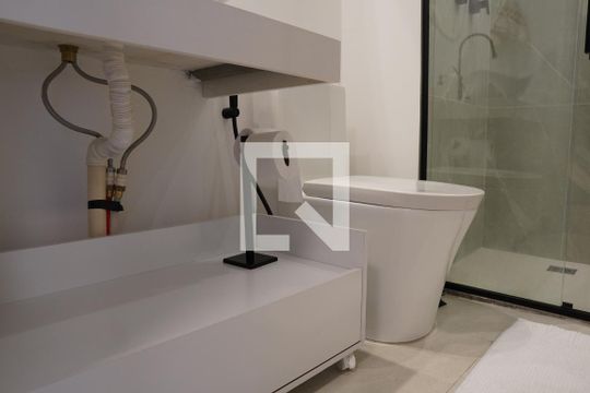 Banheiro de kitnet/studio à venda com 1 quarto, 28m² em Pinheiros, São Paulo