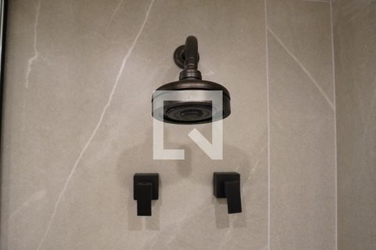 Banheiro de kitnet/studio à venda com 1 quarto, 28m² em Pinheiros, São Paulo