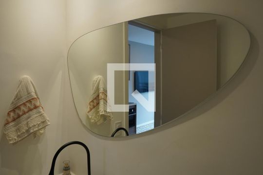Banheiro de kitnet/studio à venda com 1 quarto, 28m² em Pinheiros, São Paulo