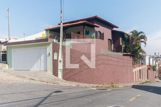 Fachada de casa para alugar com 15 quartos, 551m² em Vila Natal, Mogi das Cruzes