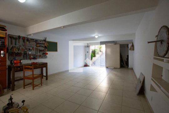 Garagem de casa à venda com 3 quartos, 400m² em Vila Anglo Brasileira, São Paulo