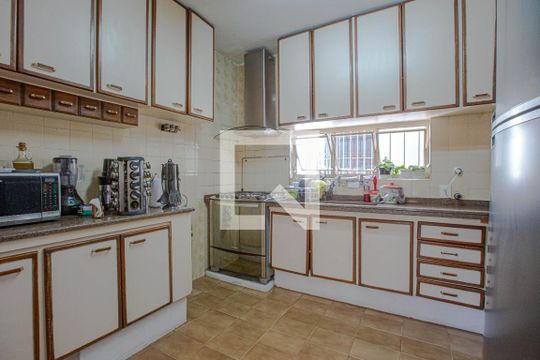 Cozinha de casa à venda com 3 quartos, 400m² em Vila Anglo Brasileira, São Paulo