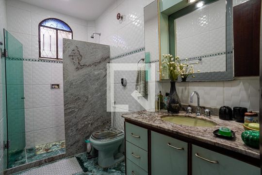 Banheiro Social de casa à venda com 3 quartos, 600m² em Vila Progresso, Niterói