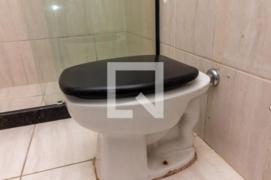 Banheiro da Suíte de casa para alugar com 3 quartos, 94m² em Marechal Hermes, Rio de Janeiro
