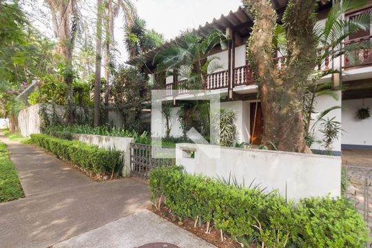 Fachada de casa à venda com 5 quartos, 387m² em Alto de Pinheiros, São Paulo
