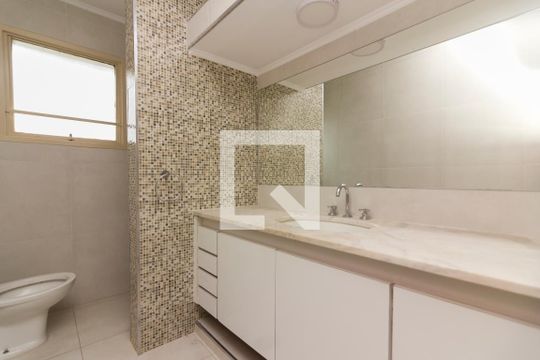Banheiro da Suíte 1 de casa à venda com 5 quartos, 387m² em Alto de Pinheiros, São Paulo
