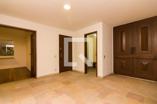 Entrada de casa à venda com 5 quartos, 387m² em Alto de Pinheiros, São Paulo