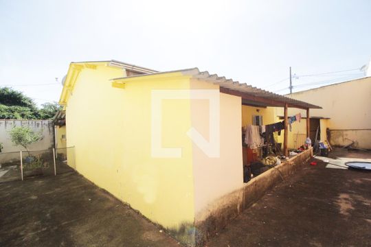 Área de Serviço e quintal de casa para alugar com 2 quartos, 150m² em Nova Uberlândia, Uberlândia