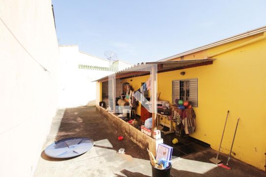 Área de Serviço e quintal de casa para alugar com 2 quartos, 150m² em Nova Uberlândia, Uberlândia