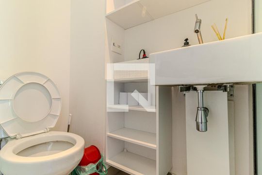 Banheiro de kitnet/studio para alugar com 1 quarto, 11m² em Vila Buarque, São Paulo