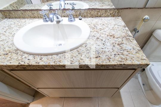 Detalhe do Banheiro da Suite de apartamento para alugar com 2 quartos, 100m² em Vila Izabel, Curitiba