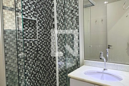 Banheiro Social de apartamento à venda com 3 quartos, 80m² em Jardim Tupanci, Barueri