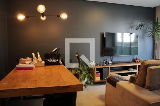 Sala de casa de condomínio à venda com 2 quartos, 130m² em Vila Canero, São Paulo