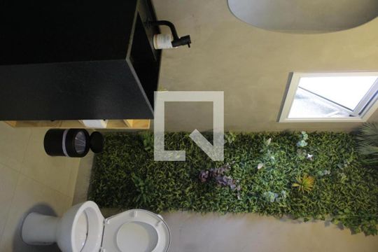 Banheiro de casa de condomínio à venda com 2 quartos, 130m² em Vila Canero, São Paulo