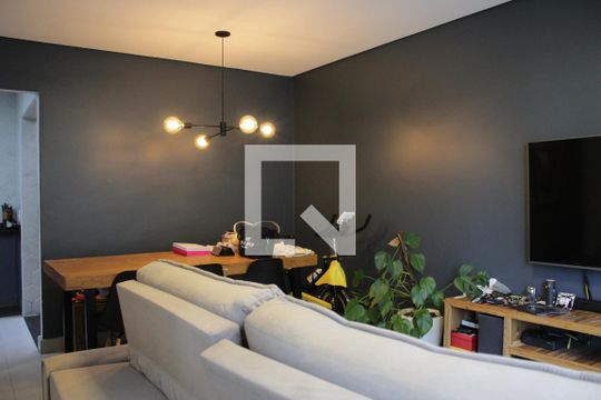 Sala de casa de condomínio à venda com 2 quartos, 130m² em Vila Canero, São Paulo