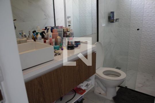 Banheiro da Suíte 1 de casa de condomínio à venda com 2 quartos, 130m² em Vila Canero, São Paulo