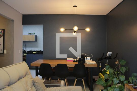 Sala de casa de condomínio à venda com 2 quartos, 130m² em Vila Canero, São Paulo