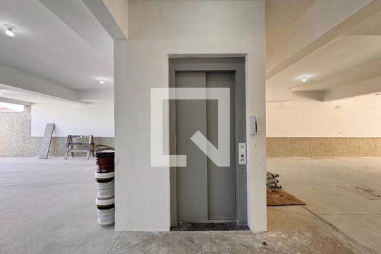 Elevador  de apartamento à venda com 2 quartos, 45m² em Jardim Santo Alberto, Santo André