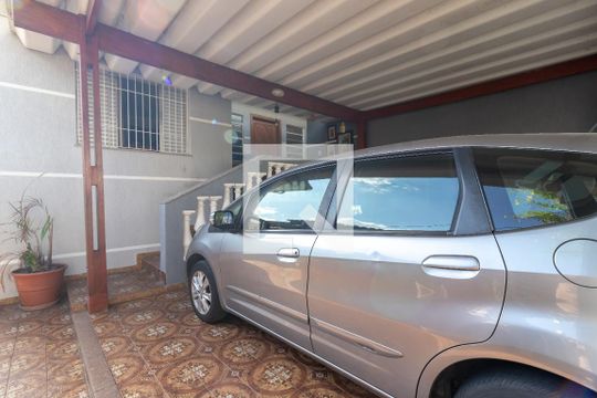 Garagem de casa à venda com 5 quartos, 200m² em Conjunto Residencial Santa Terezinha, São Paulo