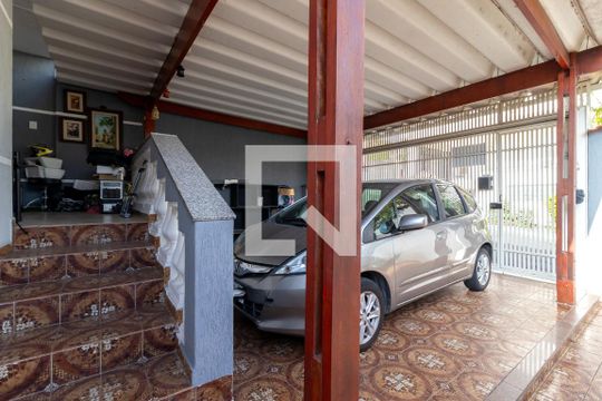 Garagem de casa à venda com 5 quartos, 200m² em Conjunto Residencial Santa Terezinha, São Paulo