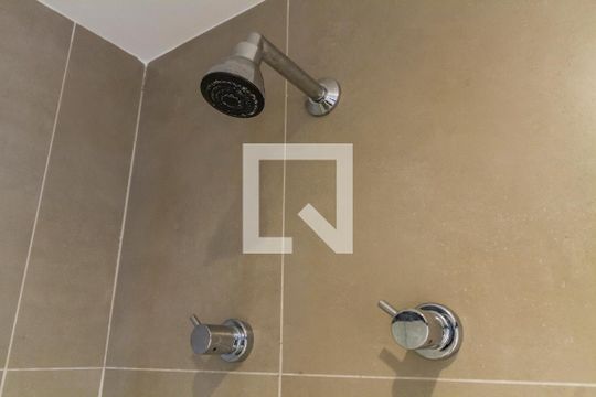 Banheiro de apartamento para alugar com 1 quarto, 21m² em Pinheiros, São Paulo