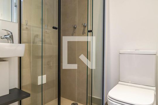 Banheiro de apartamento para alugar com 1 quarto, 21m² em Pinheiros, São Paulo