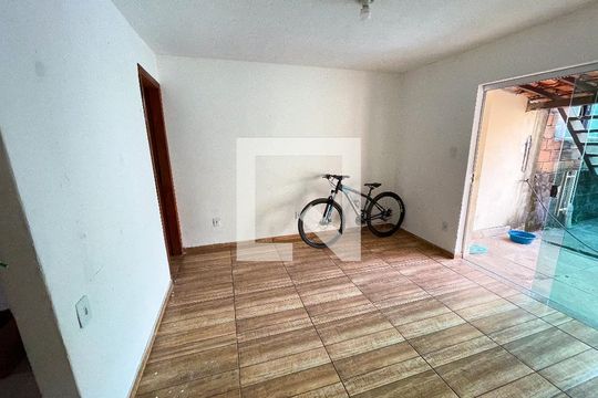 Sala de casa à venda com 3 quartos, 360m² em Industrial, Contagem
