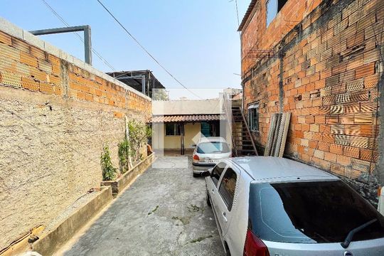 Garagem de casa à venda com 3 quartos, 360m² em Industrial, Contagem
