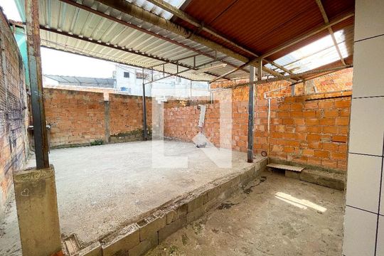 quintal de casa à venda com 3 quartos, 360m² em Industrial, Contagem
